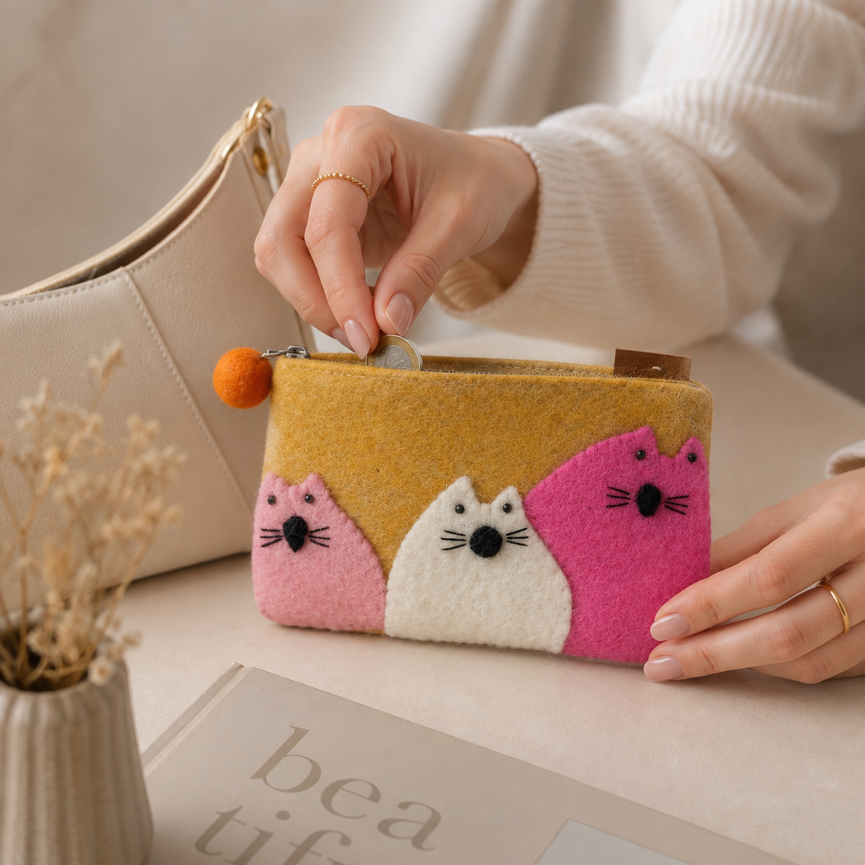 Monedero de fieltro de tres gatos gordos- (3 colores surtidos)