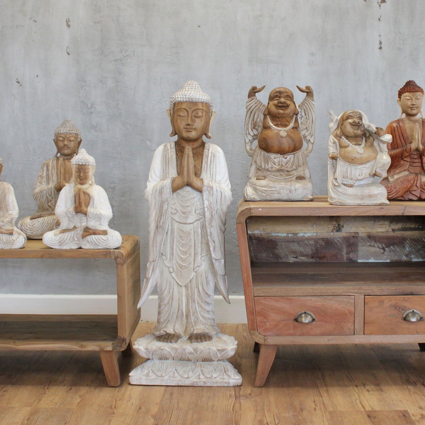 Stehende Buddha-Statue – weiß getüncht – 1 m Willkommen