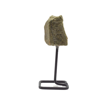 Muestra mineral en soporte metálico - epidoto