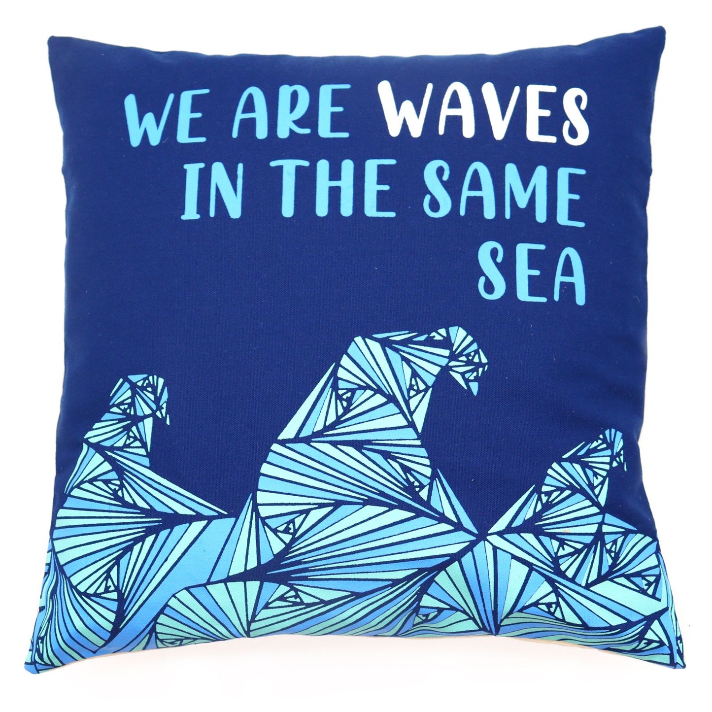 Bedruckter Kissenbezug aus Baumwolle – We Are Waves – Grau, Blau und Natur
