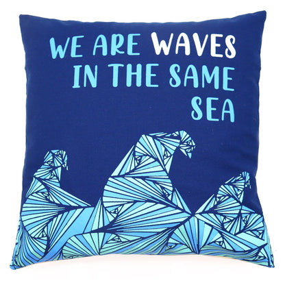 Bedruckter Kissenbezug aus Baumwolle – We Are Waves – Grau, Blau und Natur