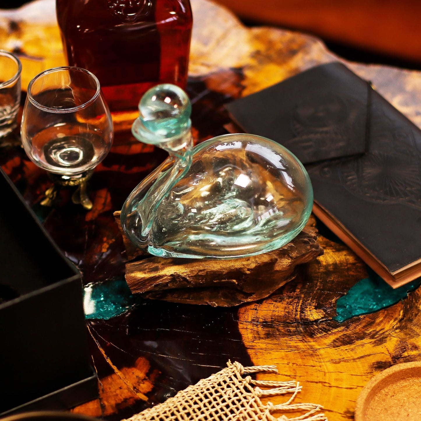 Carafe en forme de canard en verre fondu sur un socle en bois avec un bouchon de 19 cm