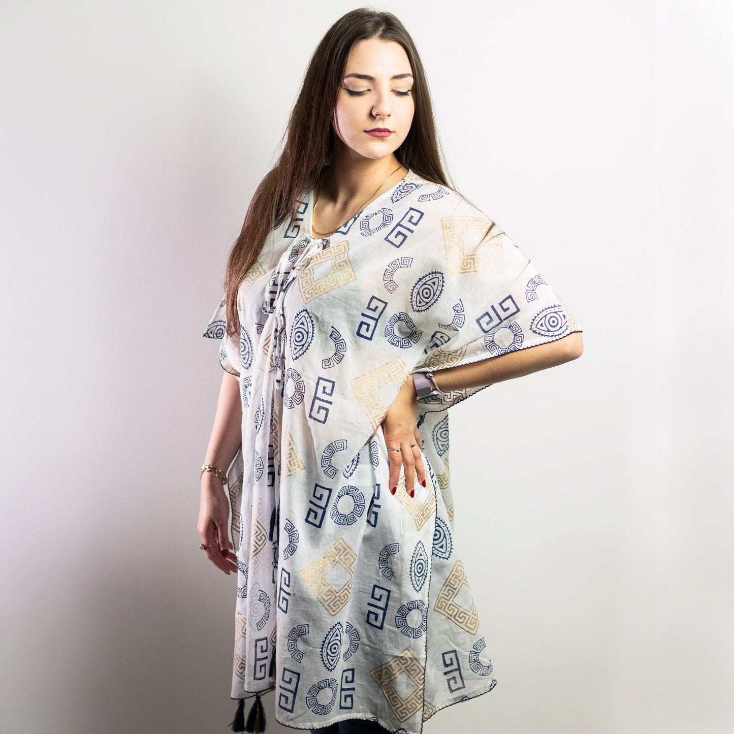 Collection Nomad Sari méditerranéen - Caftan - Motif grec doré et bleu - Peint à la main