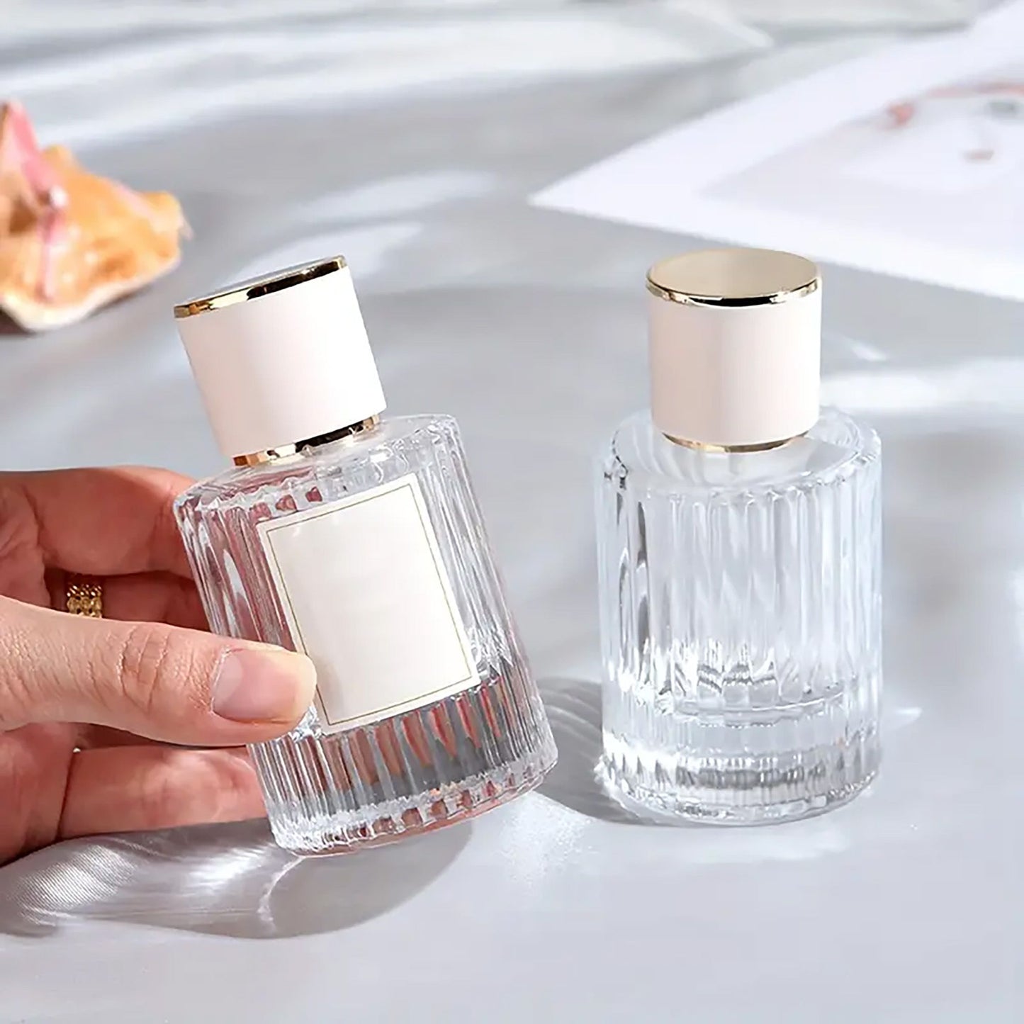 Flacons de parfum en verre avec vaporisateur et bouchon rouge 30 ml