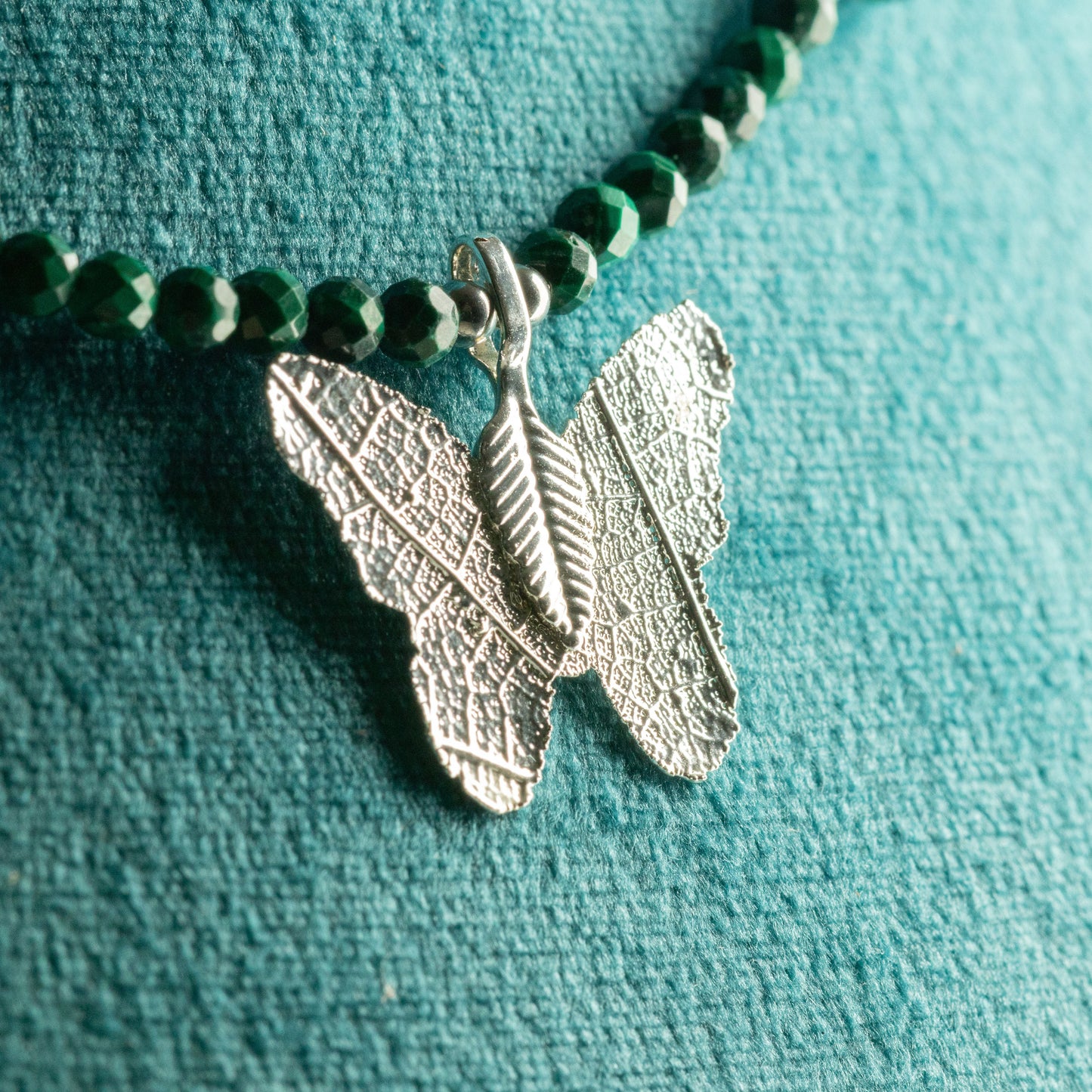 Collar de malaquita con gema de malaquita y colgante de mariposa con hoja real