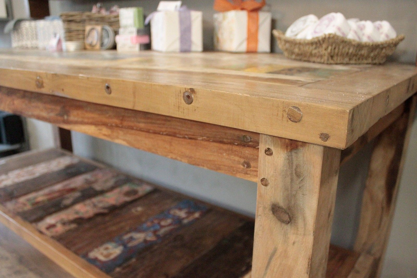 Mesa estándar de 1,8 m con estante superior