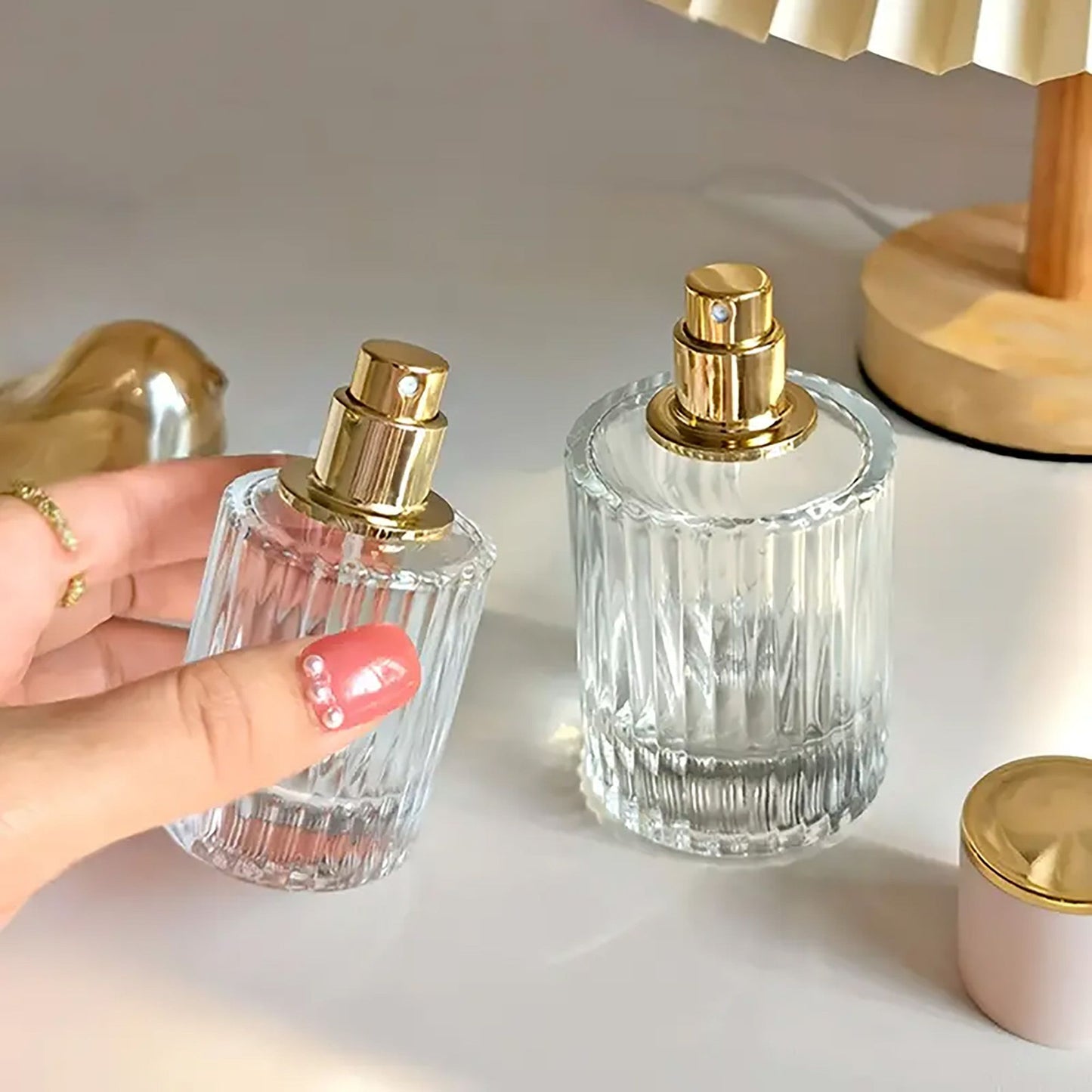 Flacons de parfum en verre avec vaporisateur et bouchon rouge 30 ml