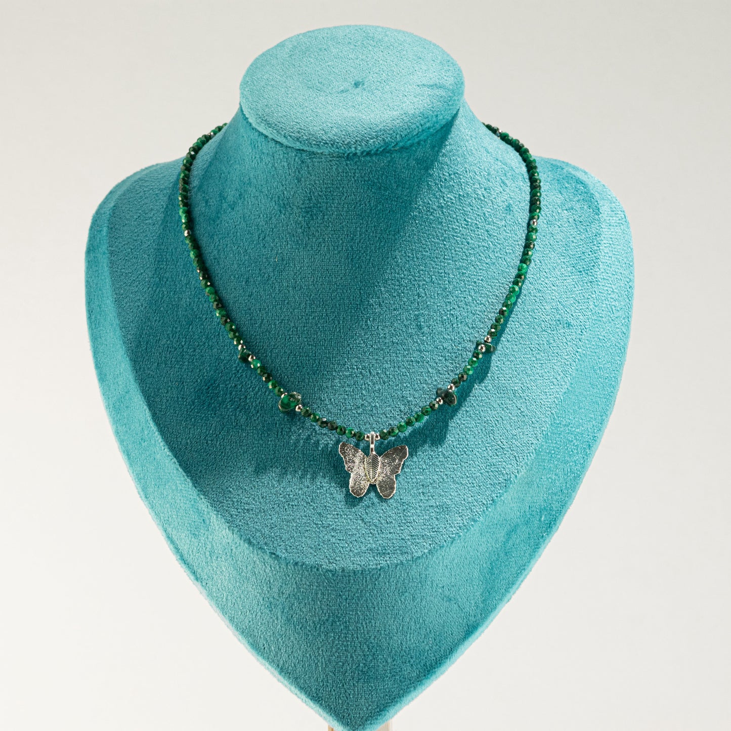 Collar de malaquita con gema de malaquita y colgante de mariposa con hoja real