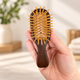 Herramientas de aseo PAW – Mini cepillo y masajeador con púas de bambú