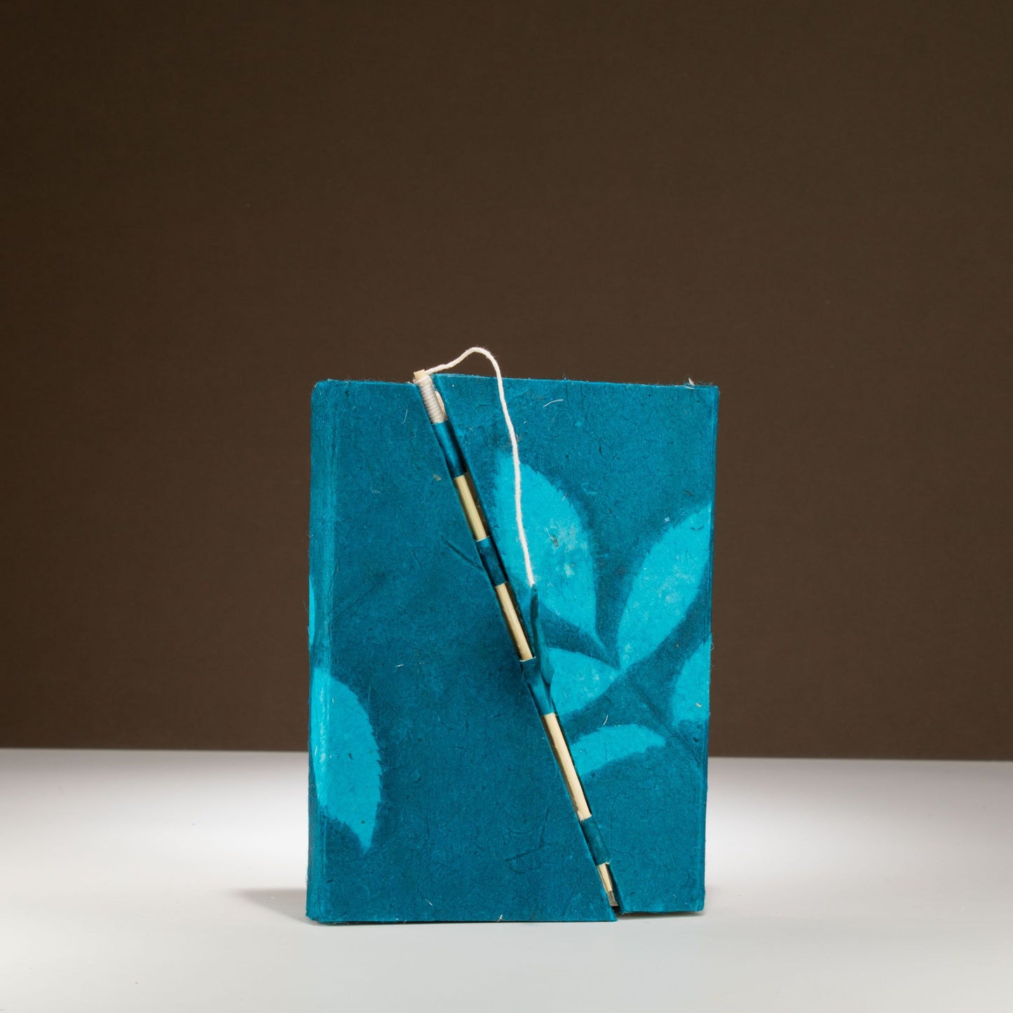 Carnet Lokta Bambou Bold Floral à fermeture – Moyen (15x12 cm) – 45 feuilles – Bleu nuit