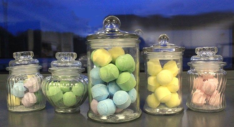 Boîte à bonbons à lignes verticales