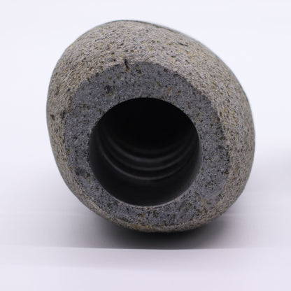 Kerzenhalter aus natürlichem Flussstein – aus Stein gehauen