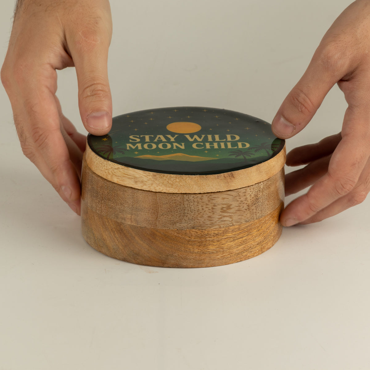 Caja esmaltada redonda - Mantente salvaje, hijo de la luna