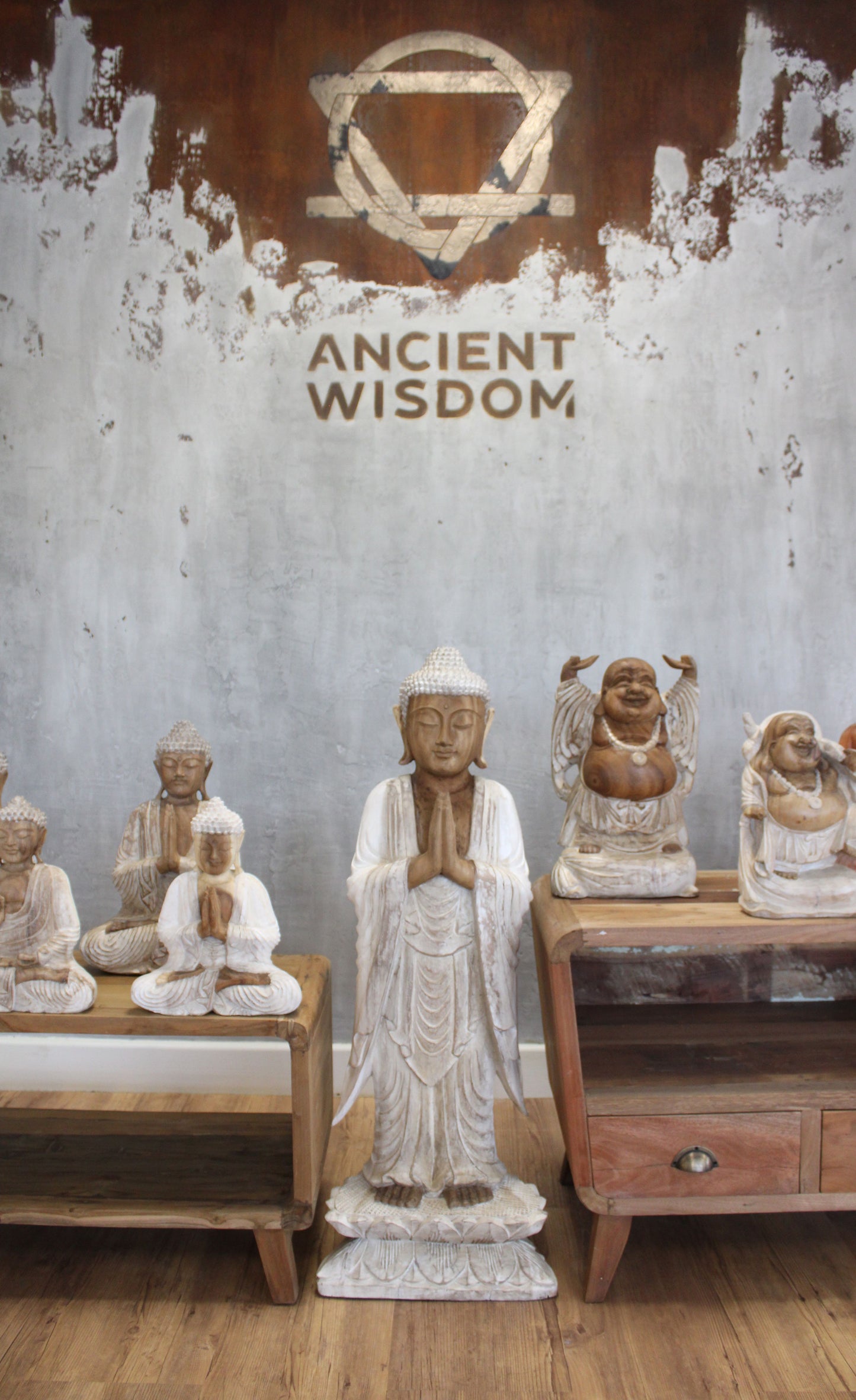Stehende Buddha-Statue – weiß getüncht – 1 m Willkommen