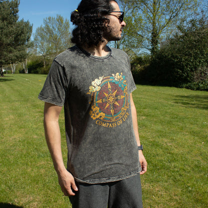 Nomad Sari Camiseta de algodón lavado a piedra - Brújula de la Vida - Carbón - Mediano