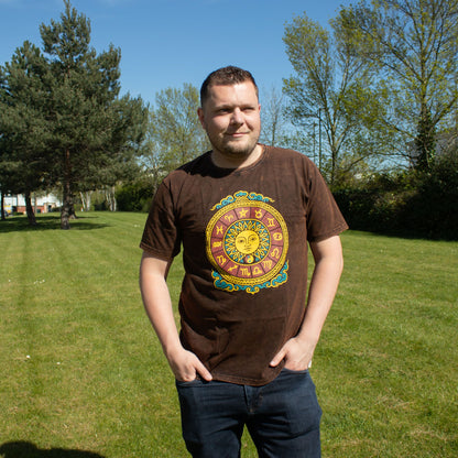 Nomad Sari Camiseta de algodón lavado a piedra - Sol y Zodíaco - Marrón - XL