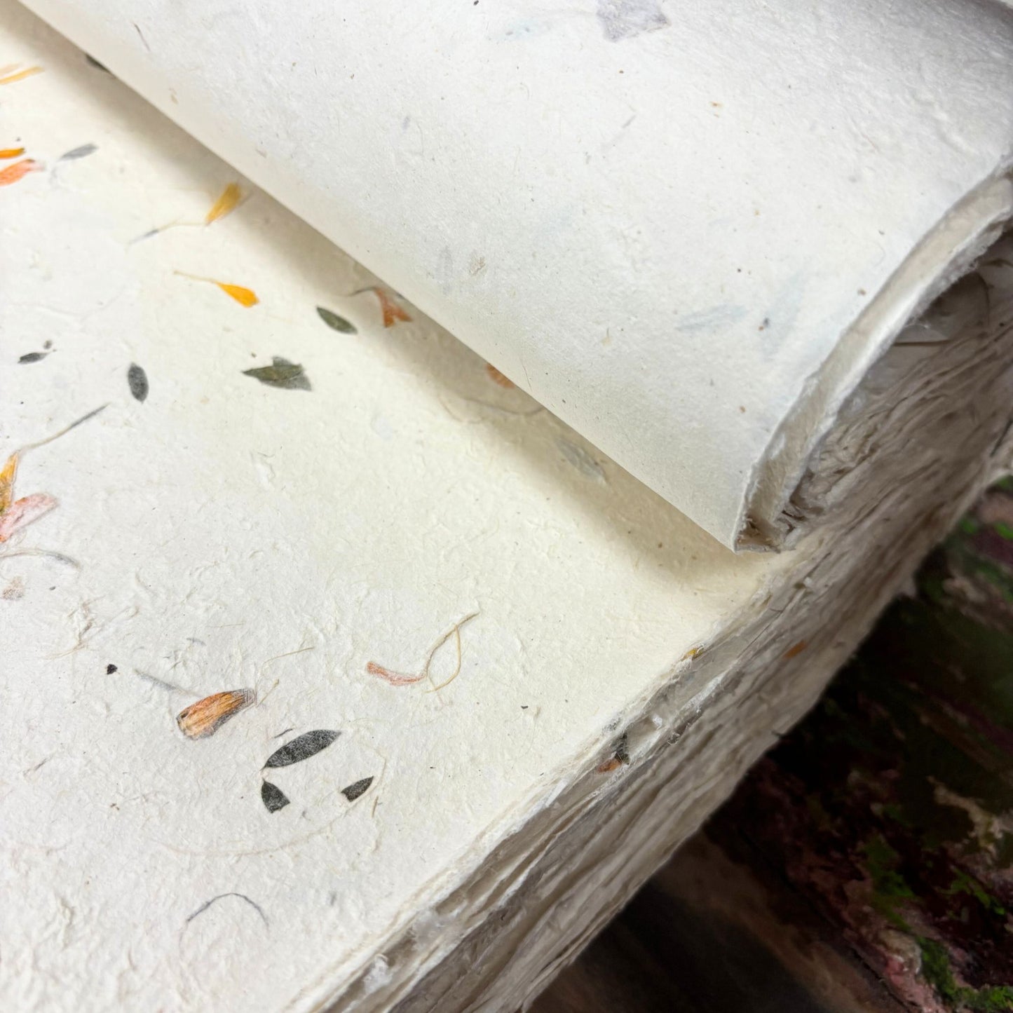 Papier cadeau fait main Lokta - Mélange floral