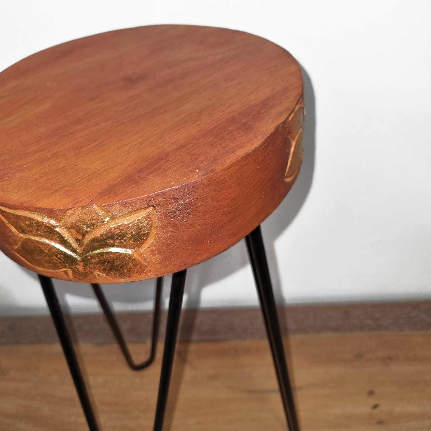 Albasia Pflanzenständer aus Holz – Terrakotta und schwarze Details