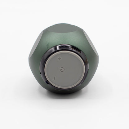 Altavoz mini verde con gancho para acampar
