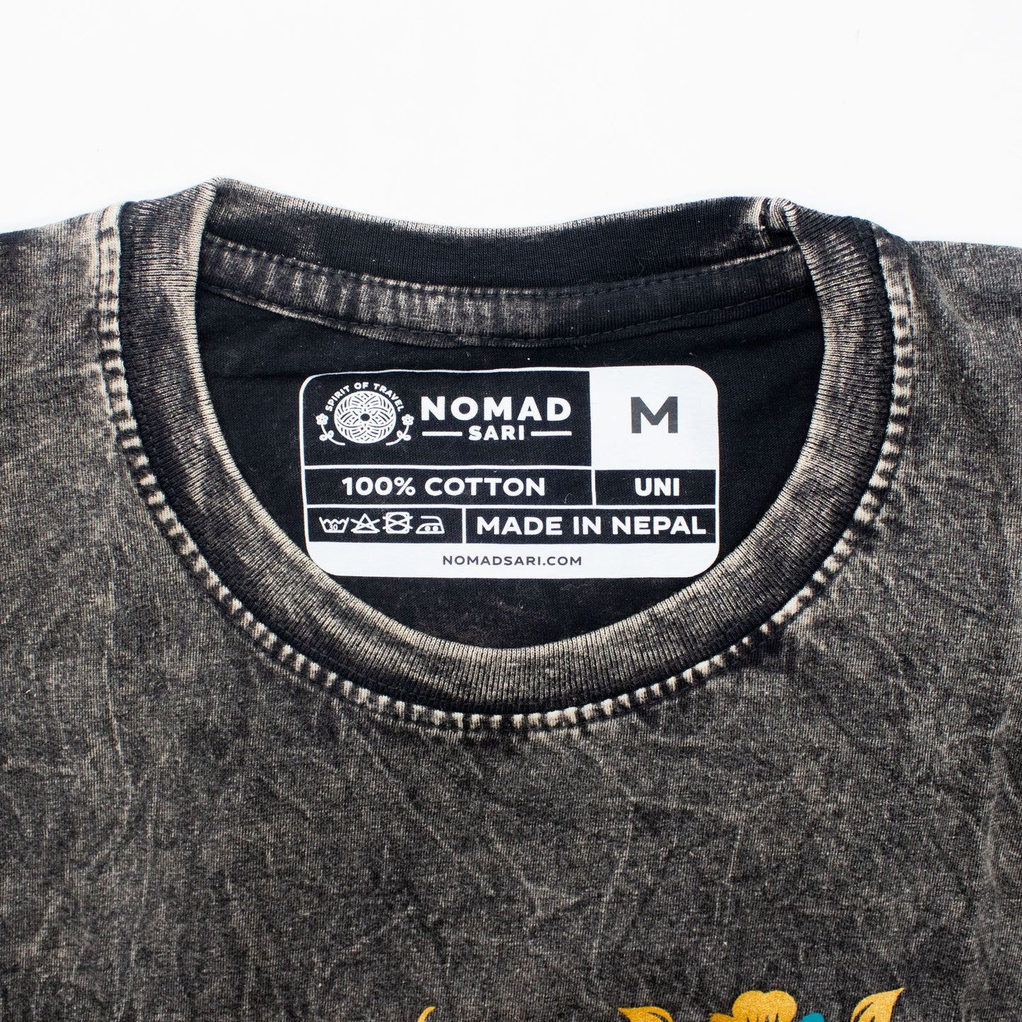 Nomad Sari Camiseta de algodón lavado a piedra - Brújula de la Vida - Carbón - Mediano