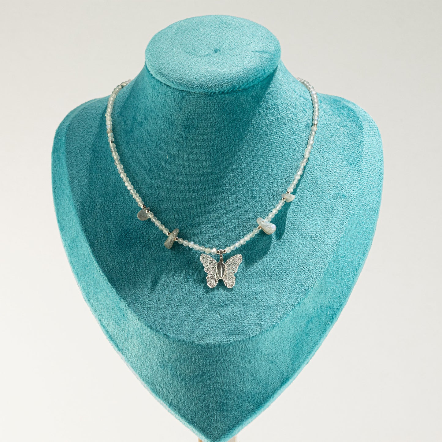 Collar de gema de labradorita Ninfa con colgante de mariposa de hoja real