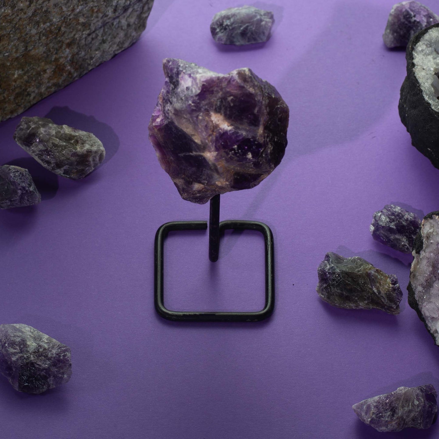 Muestra de mineral en soporte metálico - amazonita
