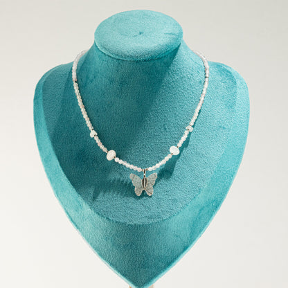 Collar de gema de cuarzo rosado Nymph con colgante de mariposa de hoja real