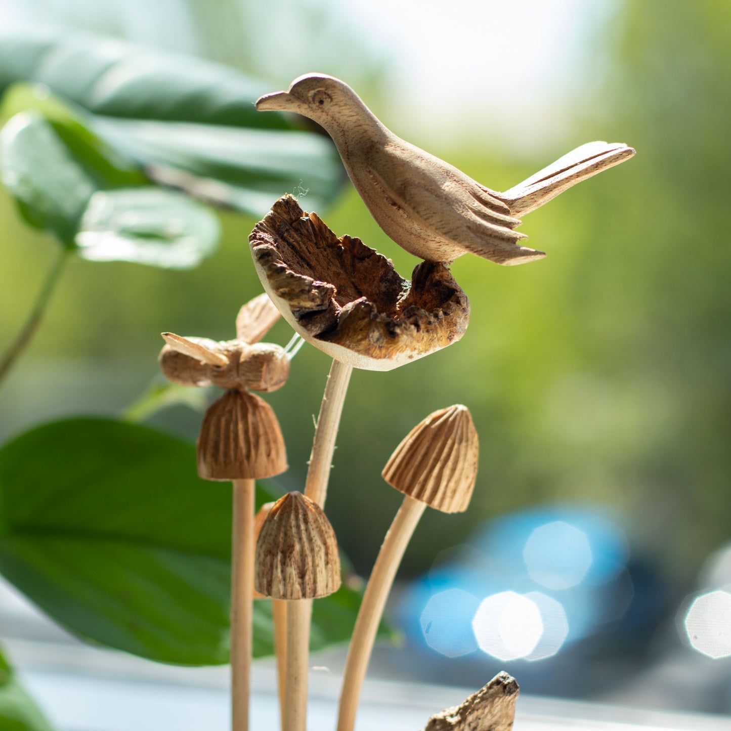 Talla de arte en madera parásita hecha a mano - Pájaro y abeja sobre hongos