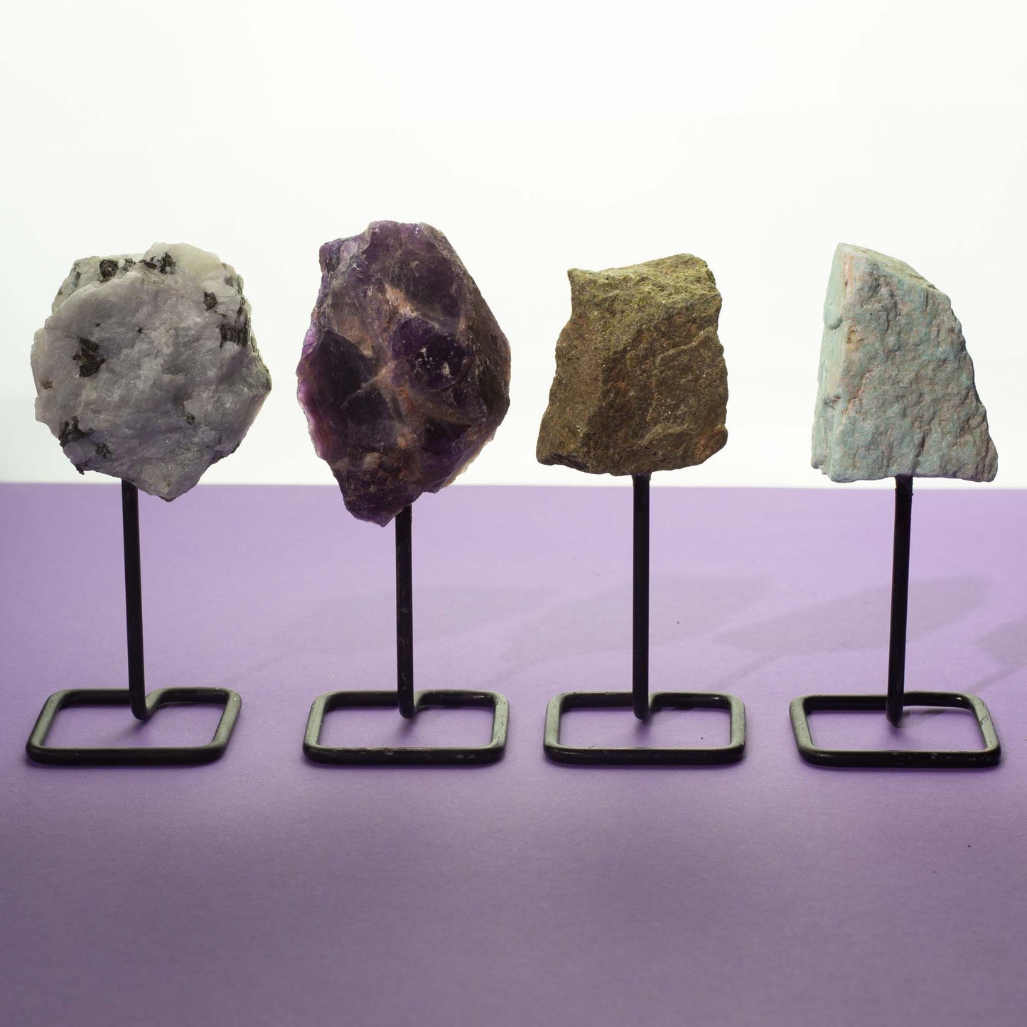 Muestra de mineral en soporte metálico - amazonita
