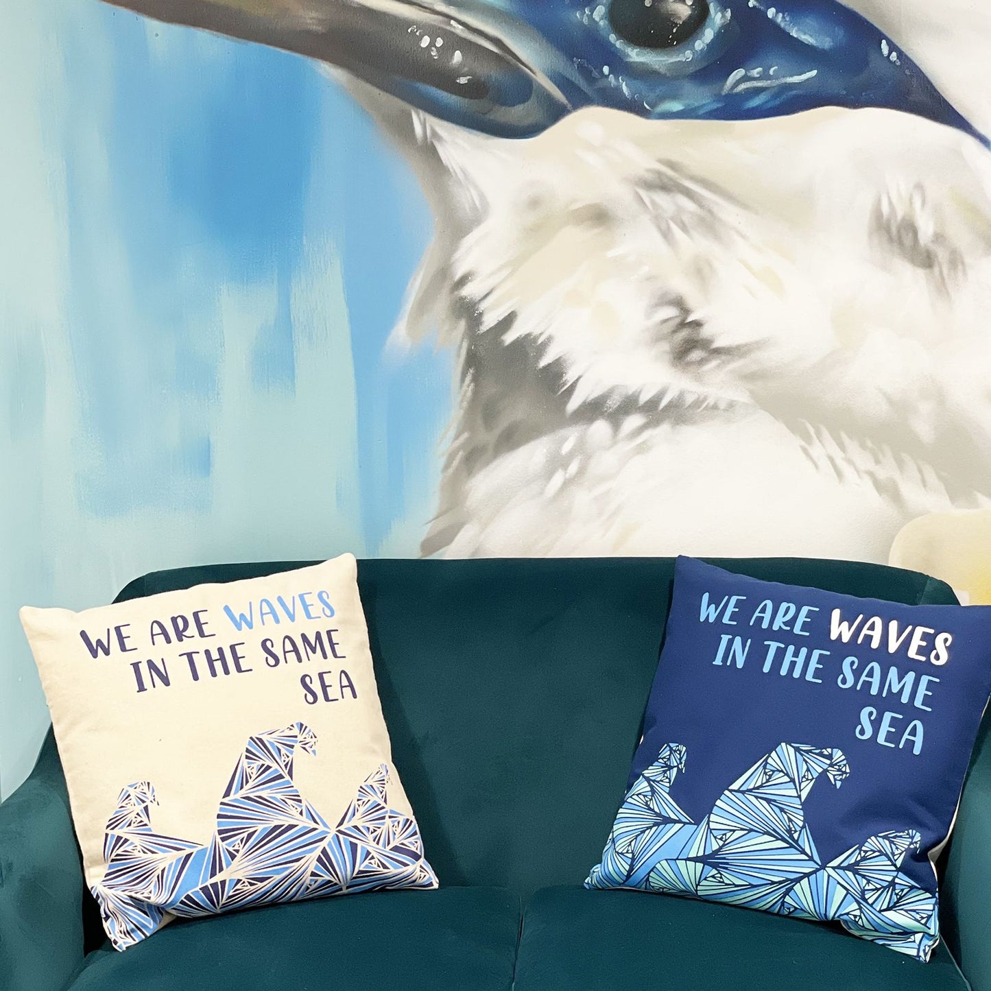 Bedruckter Kissenbezug aus Baumwolle – We Are Waves – Grau, Blau und Natur
