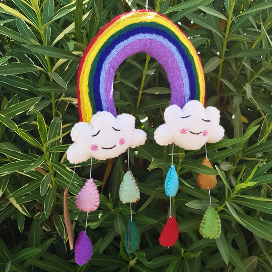Móvil de fieltro hecho a mano - Nubes felices del arcoíris