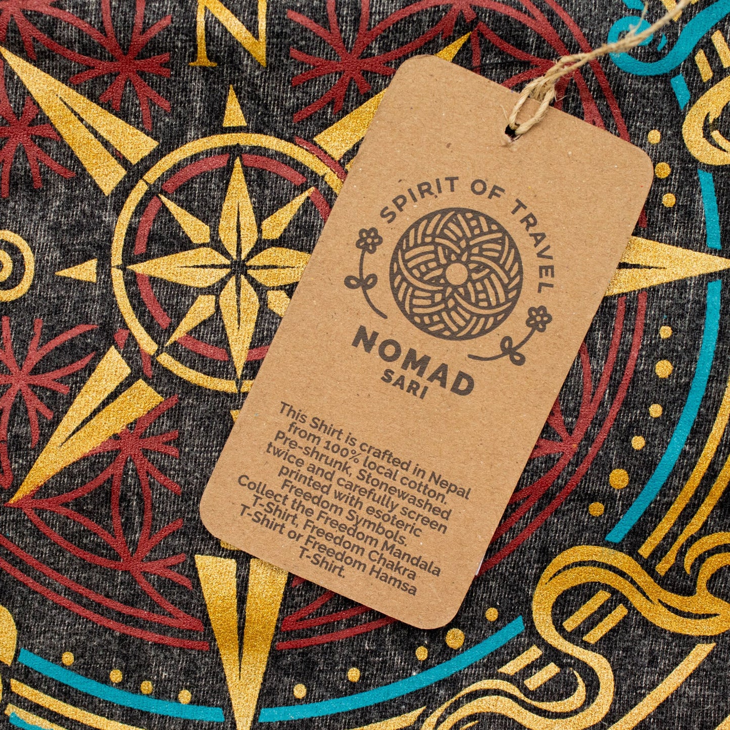 Nomad Sari Camiseta de algodón lavado a piedra - Brújula de la Vida - Carbón - Mediano