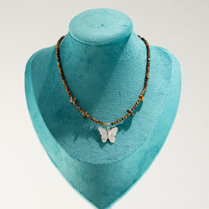 Collar de ojo de tigre con gema y colgante de mariposa hecho con una hoja real