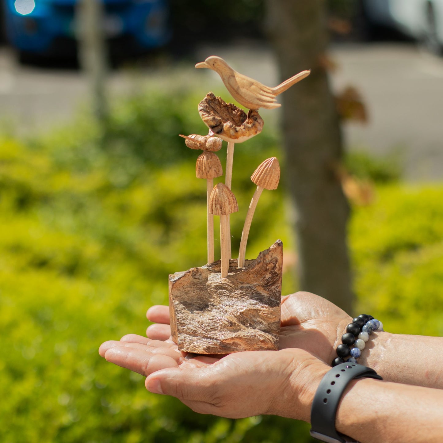 Talla de arte en madera parásita hecha a mano - Pájaro y abeja sobre hongos