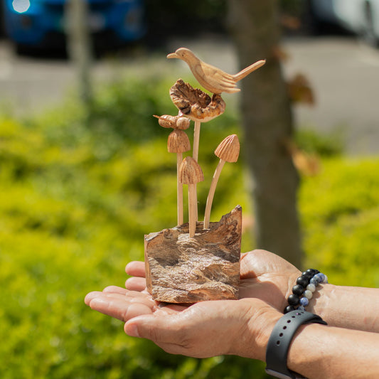Talla de arte en madera parásita hecha a mano - Pájaro y abeja sobre hongos