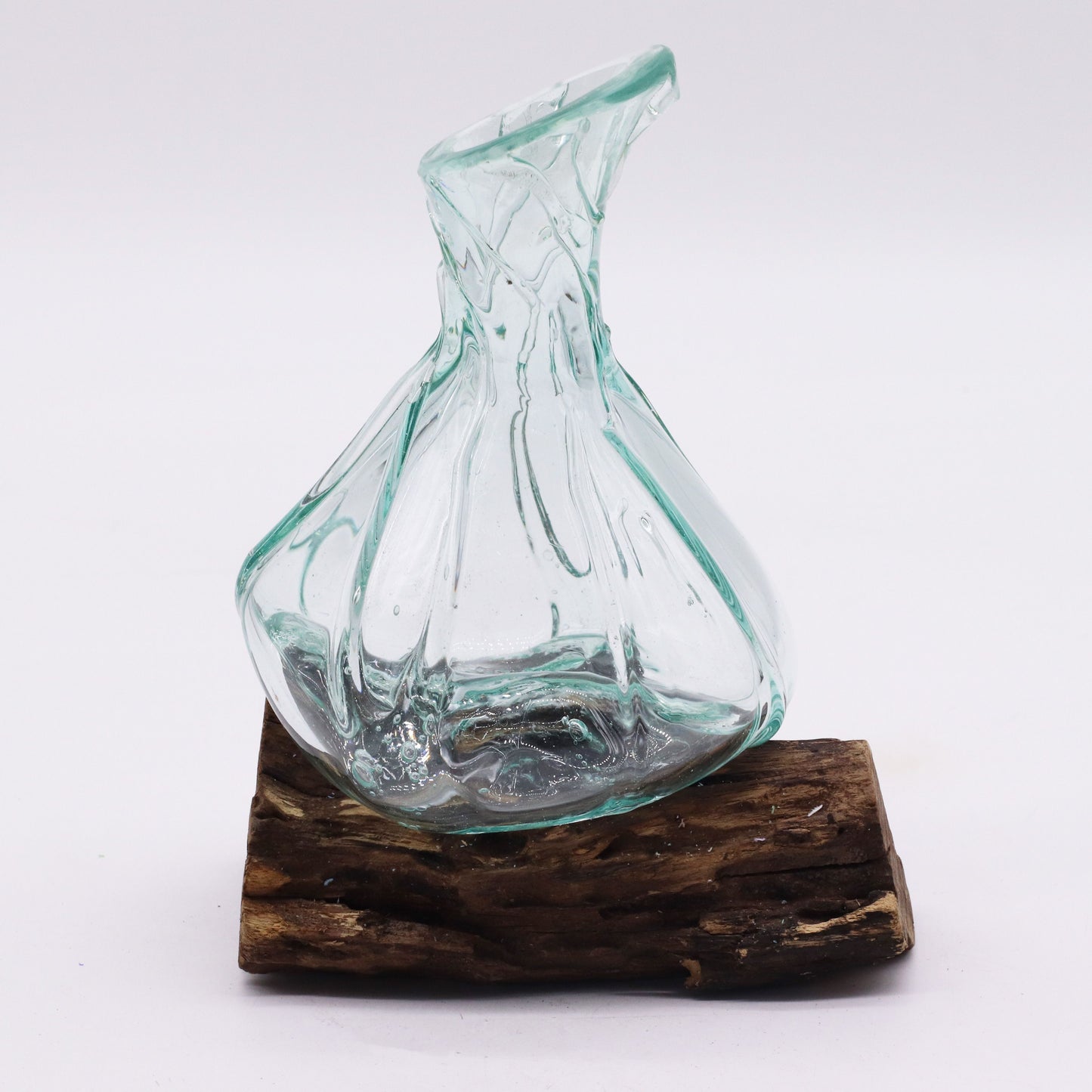 Mini carafe décorative en verre fusionné sur socle en bois, 24 cm