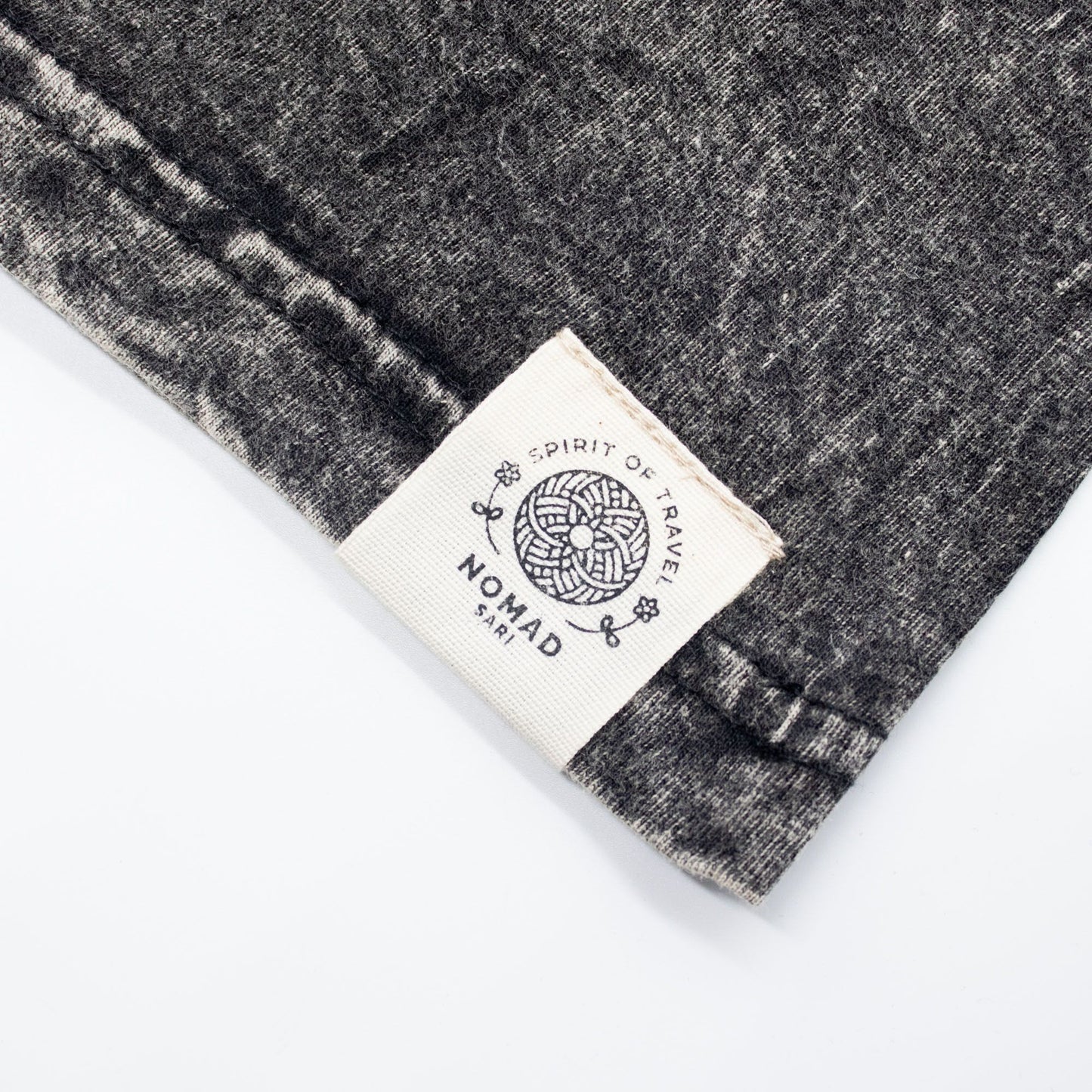 Nomad Sari Camiseta de algodón lavado a piedra - Brújula de la Vida - Carbón - Mediano