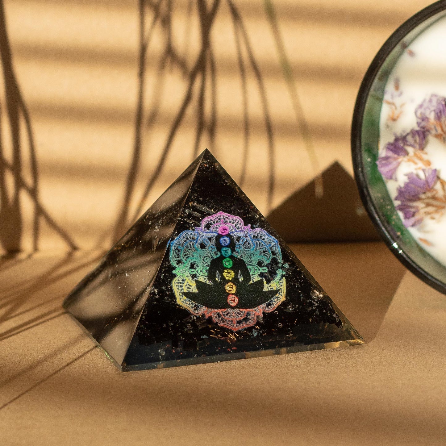Kleine Orgonitpyramiden 5,5 x 4,5 cm – Buddha-Chakra – Schwarze Turmalin-Splitter